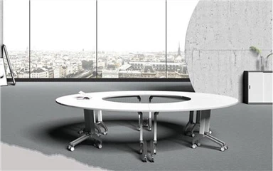 Ümmargune koosolekuruumi laud